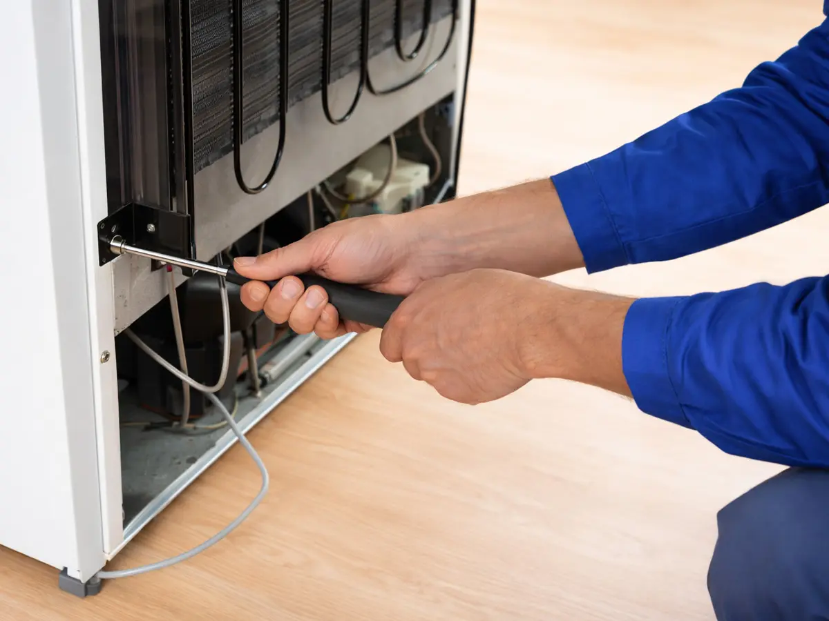 Técnico experto de Repararya realizando servicio de electrodomésticos en Barranquilla