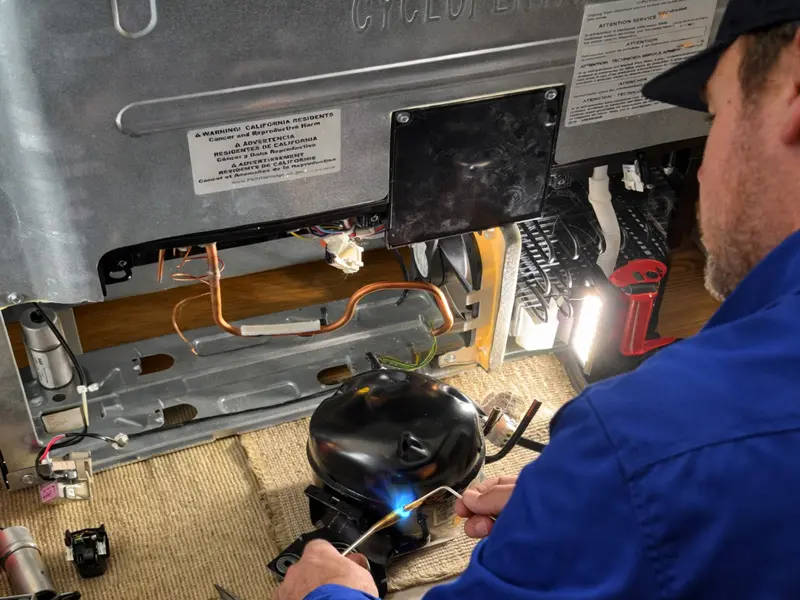 Técnico de Repararya instalando unidad interior de aire acondicionado split en Barranquilla